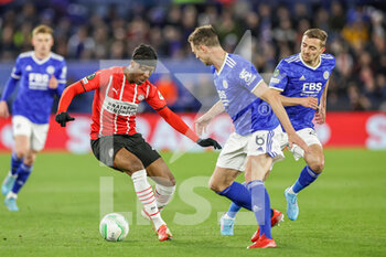 2022-04-07 - Mohammed Ihattaren (10) of PSV Eindhoven tussles with Jonny Evans (6) of Leicester City during the UEFA Europa Conference League, Quarter-finals, 1st leg football match between Leicester City and PSV Eindhoven on April 7, 2022 at the King Power Stadium in Leicester, England - LEICESTER CITY VS PSV EINDHOVEN - UEFA CONFERENCE LEAGUE - SOCCER