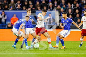 2022-04-28 - Nicolo Zaniolo (22) of Roma battles with Youri Tielemans (8) of Leicester City during the UEFA Europa Conference League, Semi-finals, 1st leg football match between Leicester City and AS Roma on April 28, 2022 at the King Power Stadium in Leicester, England - LEICESTER CITY VS AS ROMA - UEFA CONFERENCE LEAGUE - SOCCER