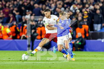 2022-04-28 - Marc Albrighton (11) of Leicester City tussles with Lorenzo Pellegrini (7) of Roma during the UEFA Europa Conference League, Semi-finals, 1st leg football match between Leicester City and AS Roma on April 28, 2022 at the King Power Stadium in Leicester, England - LEICESTER CITY VS AS ROMA - UEFA CONFERENCE LEAGUE - SOCCER