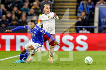 2022-04-28 - James Justin (2) of Leicester City battles with Rick Karsdorp (2) of Roma during the UEFA Europa Conference League, Semi-finals, 1st leg football match between Leicester City and AS Roma on April 28, 2022 at the King Power Stadium in Leicester, England - LEICESTER CITY VS AS ROMA - UEFA CONFERENCE LEAGUE - SOCCER