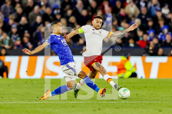 2022-04-28 - Lorenzo Pellegrini (7) of Roma battles with Youri Tielemans (8) of Leicester City during the UEFA Europa Conference League, Semi-finals, 1st leg football match between Leicester City and AS Roma on April 28, 2022 at the King Power Stadium in Leicester, England - LEICESTER CITY VS AS ROMA - UEFA CONFERENCE LEAGUE - SOCCER
