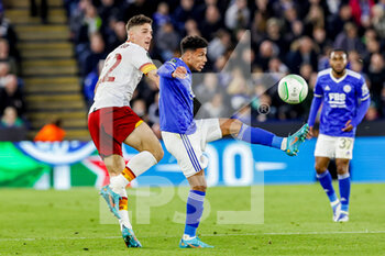 2022-04-28 - James Justin (2) of Leicester City holds off Nicolo Zaniolo (22) of Roma during the UEFA Europa Conference League, Semi-finals, 1st leg football match between Leicester City and AS Roma on April 28, 2022 at the King Power Stadium in Leicester, England - LEICESTER CITY VS AS ROMA - UEFA CONFERENCE LEAGUE - SOCCER