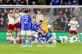 2022-04-28 - James Maddison (10) of Leicester City takes a free kick during the UEFA Europa Conference League, Semi-finals, 1st leg football match between Leicester City and AS Roma on April 28, 2022 at the King Power Stadium in Leicester, England - LEICESTER CITY VS AS ROMA - UEFA CONFERENCE LEAGUE - SOCCER