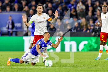 2022-04-28 - Youri Tielemans (8) of Leicester City goes down under the challenge from Lorenzo Pellegrini (7) of Roma during the UEFA Europa Conference League, Semi-finals, 1st leg football match between Leicester City and AS Roma on April 28, 2022 at the King Power Stadium in Leicester, England - LEICESTER CITY VS AS ROMA - UEFA CONFERENCE LEAGUE - SOCCER