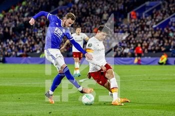 2022-04-28 - James Maddison (10) of Leicester City and Roger Ibanez of Roma during the UEFA Europa Conference League, Semi-finals, 1st leg football match between Leicester City and AS Roma on April 28, 2022 at the King Power Stadium in Leicester, England - LEICESTER CITY VS AS ROMA - UEFA CONFERENCE LEAGUE - SOCCER