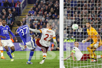 2022-04-28 - Own goal Gianluca Mancini of Roma 1-1, Ademola Lookman (37) of Leicester City during the UEFA Europa Conference League, Semi-finals, 1st leg football match between Leicester City and AS Roma on April 28, 2022 at the King Power Stadium in Leicester, England - LEICESTER CITY VS AS ROMA - UEFA CONFERENCE LEAGUE - SOCCER