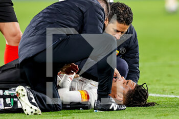 2022-04-28 - Chris Smalling (6) of Roma shows the injury from the challenge from Kelechi Iheanacho (14) of Leicester City during the UEFA Europa Conference League, Semi-finals, 1st leg football match between Leicester City and AS Roma on April 28, 2022 at the King Power Stadium in Leicester, England - LEICESTER CITY VS AS ROMA - UEFA CONFERENCE LEAGUE - SOCCER