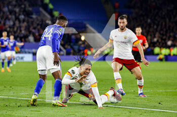2022-04-28 - Chris Smalling (6) of Roma goes down under the challenge from Kelechi Iheanacho (14) of Leicester City during the UEFA Europa Conference League, Semi-finals, 1st leg football match between Leicester City and AS Roma on April 28, 2022 at the King Power Stadium in Leicester, England - LEICESTER CITY VS AS ROMA - UEFA CONFERENCE LEAGUE - SOCCER