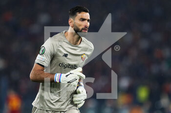 2022-05-05 - Rui Patricio goalkeeper of Roma during the UEFA Conference League, Semi-finals, 2nd leg football match between AS Roma and Leicester City on May 5, 2022 at Stadio Olimpico in Rome, Italy - AS ROMA VS LEICESTER CITY - UEFA CONFERENCE LEAGUE - SOCCER