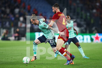 2022-05-05 - James Maddison of Leicester (L) vies for the ball with Bryan Cristante of Roma (R) during the UEFA Conference League, Semi-finals, 2nd leg football match between AS Roma and Leicester City on May 5, 2022 at Stadio Olimpico in Rome, Italy - AS ROMA VS LEICESTER CITY - UEFA CONFERENCE LEAGUE - SOCCER