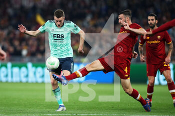 2022-05-05 - Jamie Vardy of Leicester (L) vies for the ball with Bryan Cristante of Roma (R) during the UEFA Conference League, Semi-finals, 2nd leg football match between AS Roma and Leicester City on May 5, 2022 at Stadio Olimpico in Rome, Italy - AS ROMA VS LEICESTER CITY - UEFA CONFERENCE LEAGUE - SOCCER