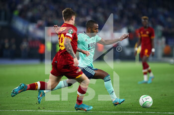 2022-05-05 - Ricardo Pereira of Leicester (R) kicks the ball under pressure from Nicola Zalewski of Roma (L) during the UEFA Conference League, Semi-finals, 2nd leg football match between AS Roma and Leicester City on May 5, 2022 at Stadio Olimpico in Rome, Italy - AS ROMA VS LEICESTER CITY - UEFA CONFERENCE LEAGUE - SOCCER