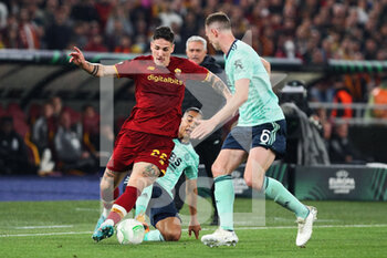 2022-05-05 - Nicolo' Zaniolo of Roma (L) vies for the ball with Youri Tielemans (C) and Jonny Evans (R) of Leicester City during the UEFA Conference League, Semi-finals, 2nd leg football match between AS Roma and Leicester City on May 5, 2022 at Stadio Olimpico in Rome, Italy - AS ROMA VS LEICESTER CITY - UEFA CONFERENCE LEAGUE - SOCCER