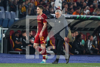 2022-05-05 - Jose' Mourinho head coach of Roma (R) and Nicolo' Zaniolo during the UEFA Conference League, Semi-finals, 2nd leg football match between AS Roma and Leicester City on May 5, 2022 at Stadio Olimpico in Rome, Italy - AS ROMA VS LEICESTER CITY - UEFA CONFERENCE LEAGUE - SOCCER