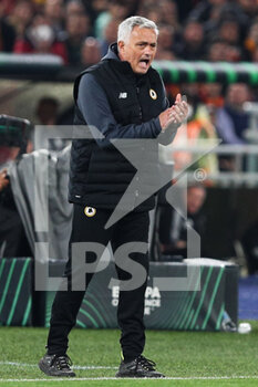2022-05-05 - Jose' Mourinho head coach of Roma greets during the UEFA Conference League, Semi-finals, 2nd leg football match between AS Roma and Leicester City on May 5, 2022 at Stadio Olimpico in Rome, Italy - AS ROMA VS LEICESTER CITY - UEFA CONFERENCE LEAGUE - SOCCER