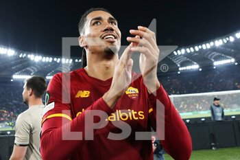 2022-05-05 - Chris Smalling of Roma greets his supporters at the end of the UEFA Conference League, Semi-finals, 2nd leg football match between AS Roma and Leicester City on May 5, 2022 at Stadio Olimpico in Rome, Italy - AS ROMA VS LEICESTER CITY - UEFA CONFERENCE LEAGUE - SOCCER