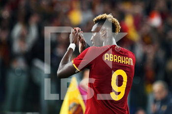 2022-05-05 - Tammy Abraham of Roma greets during the UEFA Conference League, Semi-finals, 2nd leg football match between AS Roma and Leicester City on May 5, 2022 at Stadio Olimpico in Rome, Italy - AS ROMA VS LEICESTER CITY - UEFA CONFERENCE LEAGUE - SOCCER