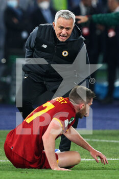 2022-05-05 - Jose' Mourinho head coach of Roma yells to Jordan Veretout during the UEFA Conference League, Semi-finals, 2nd leg football match between AS Roma and Leicester City on May 5, 2022 at Stadio Olimpico in Rome, Italy - AS ROMA VS LEICESTER CITY - UEFA CONFERENCE LEAGUE - SOCCER