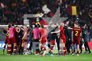 2022-05-05 - Roma players celebrate the victory at the end of the UEFA Conference League, Semi-finals, 2nd leg football match between AS Roma and Leicester City on May 5, 2022 at Stadio Olimpico in Rome, Italy - AS ROMA VS LEICESTER CITY - UEFA CONFERENCE LEAGUE - SOCCER