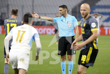 2022-05-05 - Referee Sandro Scharer of Switzerland during the UEFA Europa Conference League semi-final second leg football match between Olympique de Marseille (OM) and Feyenoord Rotterdam on May 5, 2022 at Stade Velodrome in Marseille, France - OLYMPIQUE DE MARSEILLE (OM) VS FEYENOORD ROTTERDAM - UEFA CONFERENCE LEAGUE - SOCCER