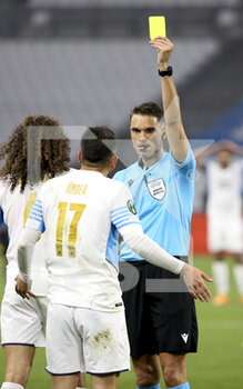 2022-05-05 - Referee Sandro Scharer of Switzerland gives a yellow card to Cengiz Under of Marseille during the UEFA Europa Conference League semi-final second leg football match between Olympique de Marseille (OM) and Feyenoord Rotterdam on May 5, 2022 at Stade Velodrome in Marseille, France - OLYMPIQUE DE MARSEILLE (OM) VS FEYENOORD ROTTERDAM - UEFA CONFERENCE LEAGUE - SOCCER