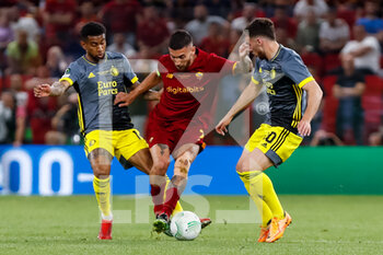 2022-05-25 - Lorenzo Pellegrini of AS Roma is challenged by Reiss Nelson of Feyenoord and Orkun Kokcu of Feyenoord during the UEFA Europa Conference League, Final football match between AS Roma and Feyenoord on May 25, 2022 at the National Arena in Tirana, Albania - FOOTBALL - CONFERENCE LEAGUE - FINAL - ROMA V FEYENOORD - UEFA CONFERENCE LEAGUE - SOCCER