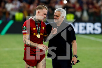 2022-05-25 - Rick Karsdorp of AS Roma and coach Jose Mourinho of AS Roma during the UEFA Europa Conference League, Final football match between AS Roma and Feyenoord on May 25, 2022 at the National Arena in Tirana, Albania - FOOTBALL - CONFERENCE LEAGUE - FINAL - ROMA V FEYENOORD - UEFA CONFERENCE LEAGUE - SOCCER