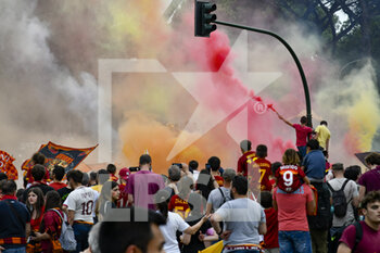 2022-05-26 - The A.S. Roma team, celebrating with their fans the victory of the Conference League, 26 May, Rome, Italy. - A.S. ROMA CELEBRATE THEIR CONFERENCE LEAGUE VICTORY - UEFA CONFERENCE LEAGUE - SOCCER