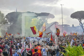 2022-05-26 - The A.S. Roma team, celebrating with their fans the victory of the Conference League, 26 May, Rome, Italy. - A.S. ROMA CELEBRATE THEIR CONFERENCE LEAGUE VICTORY - UEFA CONFERENCE LEAGUE - SOCCER