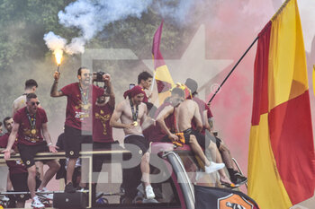 2022-05-26 - Sergio Oliveira of A.S. Roma , celebrating with their fans the victory of the Conference League, 26 May, Rome, Italy. - A.S. ROMA CELEBRATE THEIR CONFERENCE LEAGUE VICTORY - UEFA CONFERENCE LEAGUE - SOCCER