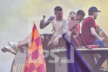 2022-05-26 - Lorenzo Pellegrini of A.S. Roma , celebrating with their fans the victory of the Conference League, 26 May, Rome, Italy. - A.S. ROMA CELEBRATE THEIR CONFERENCE LEAGUE VICTORY - UEFA CONFERENCE LEAGUE - SOCCER