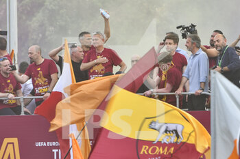 2022-05-26 - José Mourinho of A.S. Roma , celebrating with their fans the victory of the Conference League, 26 May, Rome, Italy. - A.S. ROMA CELEBRATE THEIR CONFERENCE LEAGUE VICTORY - UEFA CONFERENCE LEAGUE - SOCCER