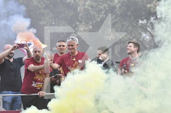 2022-05-26 - José Mourinho of A.S. Roma , celebrating with their fans the victory of the Conference League, 26 May, Rome, Italy. - A.S. ROMA CELEBRATE THEIR CONFERENCE LEAGUE VICTORY - UEFA CONFERENCE LEAGUE - SOCCER