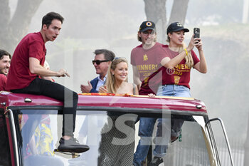 2022-05-26 - The President of A.S. Roma, Dan Friedkin and his wife, celebrating with their fans the victory of the Conference League, 26 May, Rome, Italy. - A.S. ROMA CELEBRATE THEIR CONFERENCE LEAGUE VICTORY - UEFA CONFERENCE LEAGUE - SOCCER