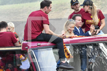 2022-05-26 - The President of A.S. Roma, Dan Friedkin and his wife, celebrating with their fans the victory of the Conference League, 26 May, Rome, Italy. - A.S. ROMA CELEBRATE THEIR CONFERENCE LEAGUE VICTORY - UEFA CONFERENCE LEAGUE - SOCCER