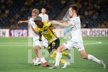 2022-08-11 - August 11, 2022, Bern, Wankdorf, Conference League: BSC Young Boys - Kuopion PS, #13 Jaakko Oksanen (KuPS) and #10 Janis Ikaunieks (KuPS) against #19 Felix Mambimbi (Young Boys). - CONFERENCE LEAGUE: BSC YOUNG BOYS - KUOPION PS - UEFA CONFERENCE LEAGUE - SOCCER