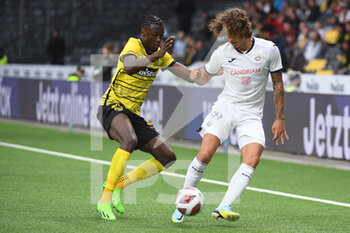 2022-08-18 - August 18, 2022, Bern, Wankdorf, Conference League Play-off: BSC Young Boys - RSC Anderlecht, #20 Cheikh Niasse (Young Boys) against #99 Fabio Silva (Anderlecht). - CONFERENCE LEAGUE PLAYOFF: BSC YOUNG BOYS - RSC ANDERLECHT - UEFA CONFERENCE LEAGUE - SOCCER