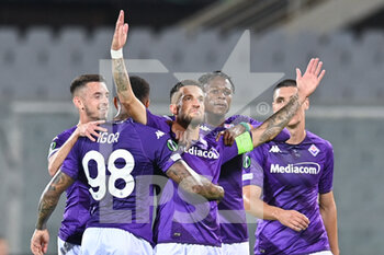 2022-10-13 - Cristiano Biraghi (ACF Fiorentina) celebrates after scoring a goal with his teammates - ACF FIORENTINA VS HEART OF MIDLOTHIAN FC - UEFA CONFERENCE LEAGUE - SOCCER