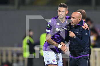2022-10-13 - Cristiano Biraghi (ACF Fiorentina) celebrates after scoring a goal with Vincenzo Italiano (Head Coach of ACF Fiorentina) - ACF FIORENTINA VS HEART OF MIDLOTHIAN FC - UEFA CONFERENCE LEAGUE - SOCCER