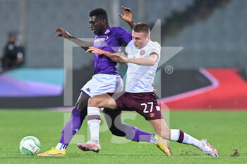 2022-10-13 - Alfred Duncan (ACF Fiorentina) and Connor Smith (Heart of Midlothian FC) - ACF FIORENTINA VS HEART OF MIDLOTHIAN FC - UEFA CONFERENCE LEAGUE - SOCCER