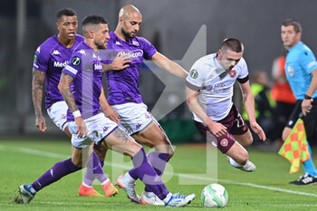 2022-10-13 - Cristiano Biraghi (ACF Fiorentina) and Sofyan Amr abat (ACF Fiorentina) foul on Connor Smith (Heart of Midlothian FC) - ACF FIORENTINA VS HEART OF MIDLOTHIAN FC - UEFA CONFERENCE LEAGUE - SOCCER