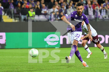 2022-10-13 - Nicolas Gonzalez (ACF Fiorentina) takes the penalty - ACF FIORENTINA VS HEART OF MIDLOTHIAN FC - UEFA CONFERENCE LEAGUE - SOCCER