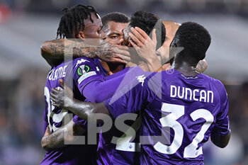 2022-10-13 - ACF Fiorentina players celebrate after a goal - ACF FIORENTINA VS HEART OF MIDLOTHIAN FC - UEFA CONFERENCE LEAGUE - SOCCER