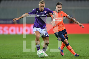 2022-10-27 - Antonin Barak (ACF Fiorentina) and Lucas Biglia (Istanbul Basaksehir FK) - ACF FIORENTINA VS ISTANBUL BASAKSEHIR FK - UEFA CONFERENCE LEAGUE - SOCCER