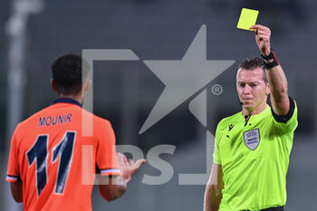 2022-10-27 - Allard Lindhout (referee) shows yellow card to Mounir Chouiar (Istanbul Basaksehir FK) - ACF FIORENTINA VS ISTANBUL BASAKSEHIR FK - UEFA CONFERENCE LEAGUE - SOCCER