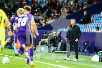 06/10/2022 - Manfred Schmid, head coach of Austria Wien during the UEFA Conference League, Group C football match between Villarreal CF and FK Austria Wien on October 6, 2022 at the Ceramica Stadium in Vila-real, Spain - FOOTBALL - CONFERENCE LEAGUE - VILLARREAL V AUSTRIA WIEN - UEFA CONFERENCE LEAGUE - CALCIO