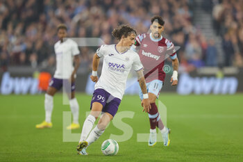 2022-10-13 - Anderlecht forward Fabio Silva during the UEFA Europa Conference League, Group B football match between West Ham United and RSC Anderlecht on October 13, 2022 at the London Stadium in London, England - FOOTBALL - CONFERENCE LEAGUE - WEST HAM V ANDERLECHT - UEFA CONFERENCE LEAGUE - SOCCER