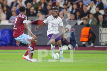 2022-10-13 - West Ham United defender Ben Johnson (2) and Anderlecht forward Francis Amuzu (7) during the UEFA Europa Conference League, Group B football match between West Ham United and RSC Anderlecht on October 13, 2022 at the London Stadium in London, England - FOOTBALL - CONFERENCE LEAGUE - WEST HAM V ANDERLECHT - UEFA CONFERENCE LEAGUE - SOCCER