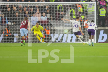 2022-10-13 - Anderlecht forward Sebastiano Esposito (70) scores from a penalty kick 2-1 during the UEFA Europa Conference League, Group B football match between West Ham United and RSC Anderlecht on October 13, 2022 at the London Stadium in London, England - FOOTBALL - CONFERENCE LEAGUE - WEST HAM V ANDERLECHT - UEFA CONFERENCE LEAGUE - SOCCER