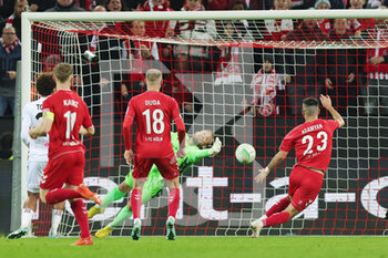 2022-11-03 - Kasper Schmeichel of Nice makes a save during the UEFA Conference League, Group D football match between FC Koln and OGC Nice on November 3, 2022 at RheinEnergieStadion in Koln, Germany - FOOTBALL - CONFERENCE LEAGUE - KOLN V NICE - UEFA CONFERENCE LEAGUE - SOCCER